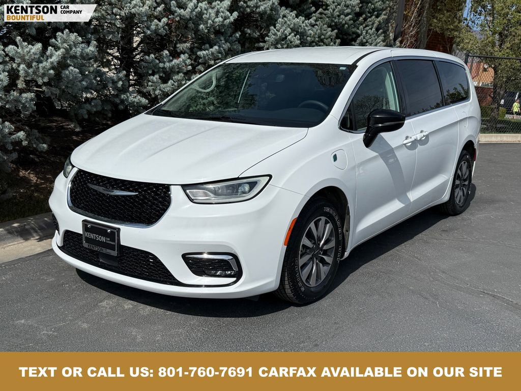 Used 2024 Chrysler Pacifica Select image 3