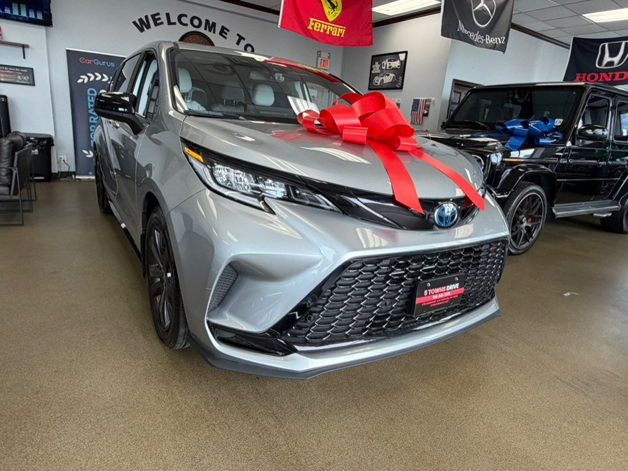 Used 2025 Toyota Sienna XSE FWD image 6