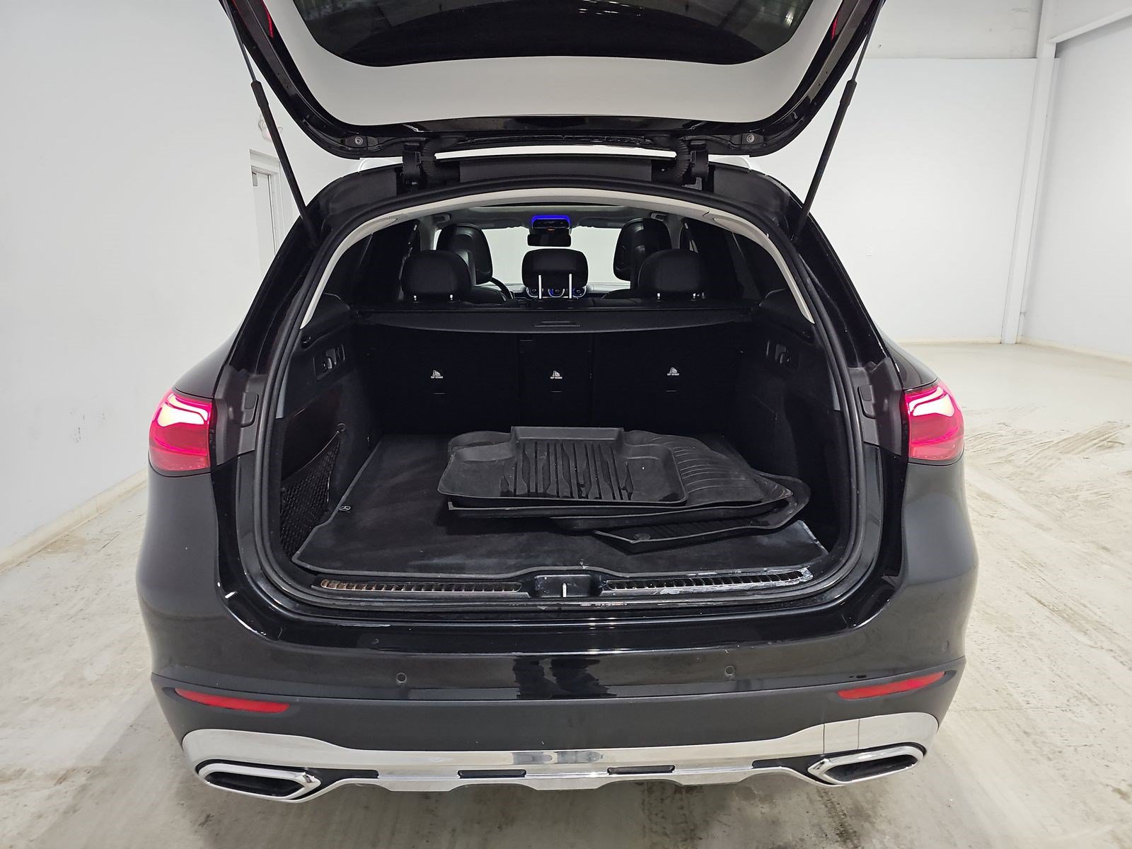 Used 2023 Mercedes-Benz GLC 300 4MATIC w/ Exclusive Trim Package image 17