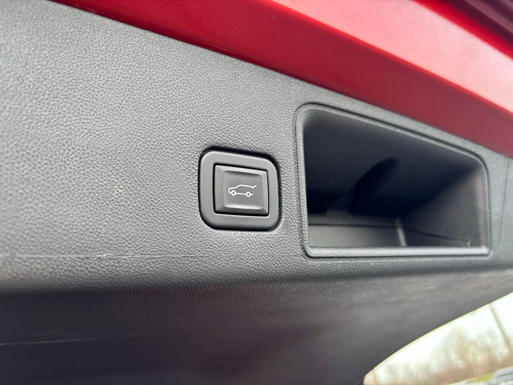 Used 2023 GMC Terrain SLT image 21