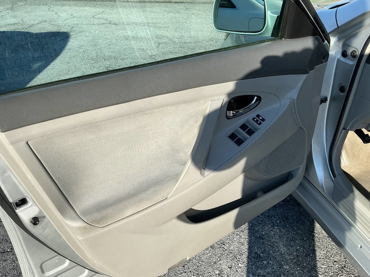 Used 2011 Toyota Camry LE FWD image 18