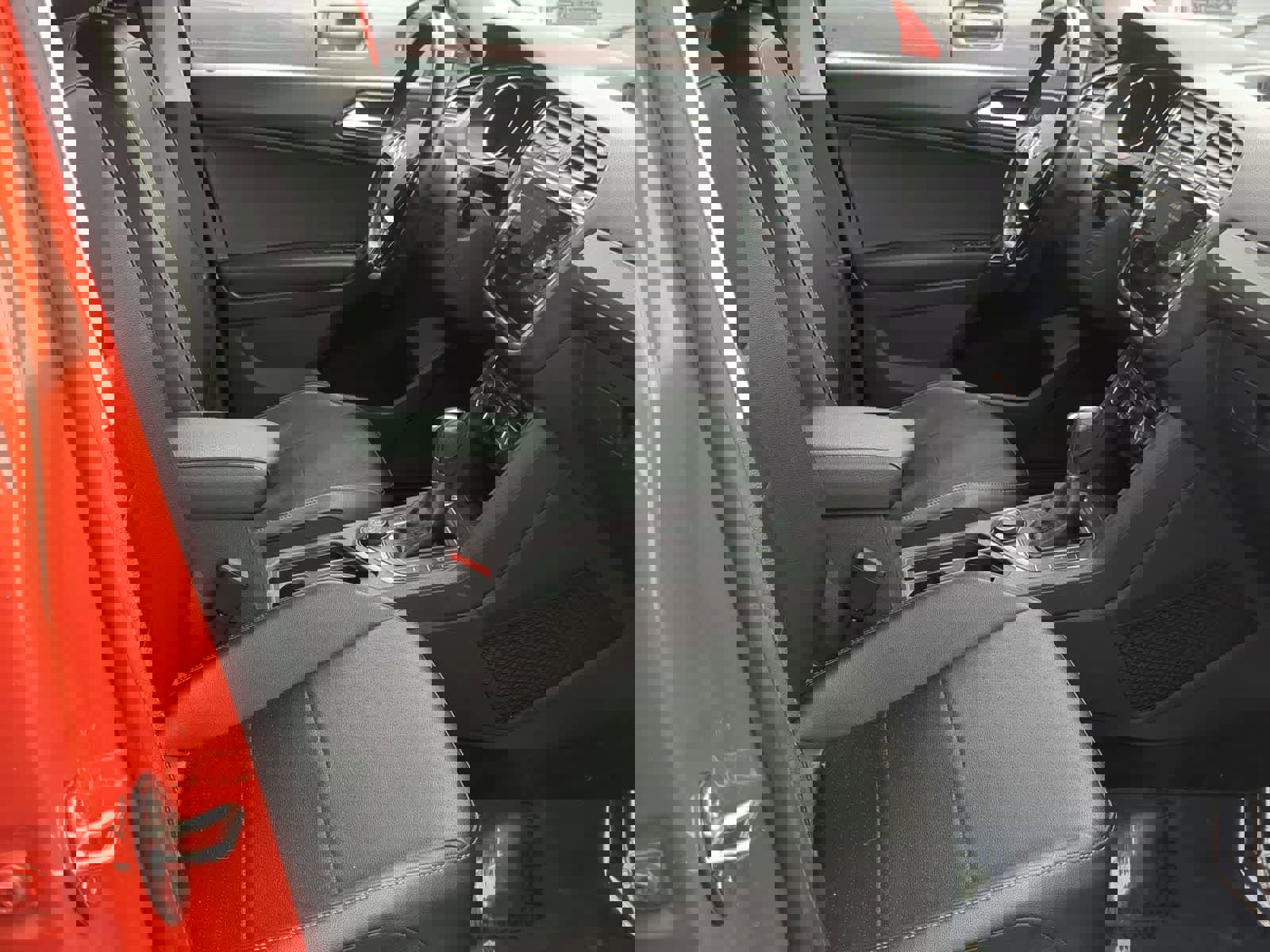 Used 2018 Volkswagen Tiguan SE image 21