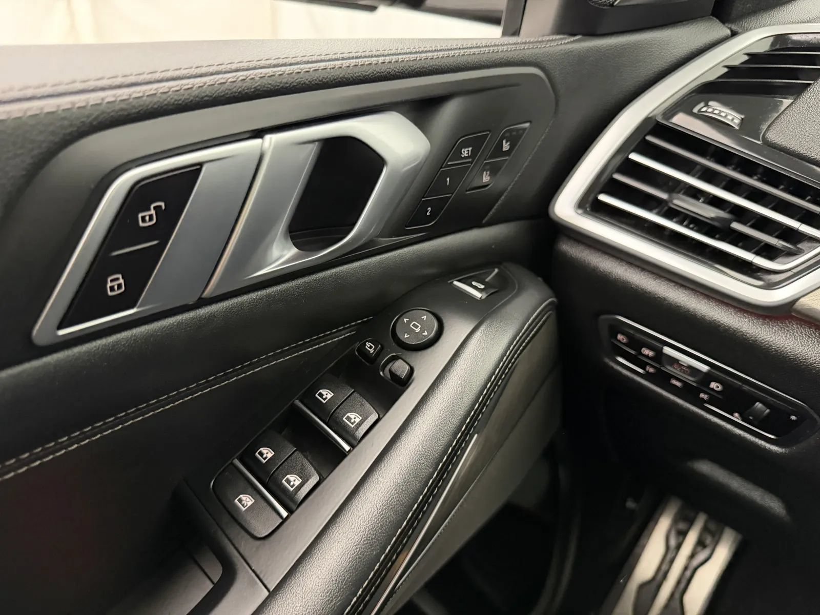 Used 2021 BMW X5 M50i w/ Executive Package AWD/4WD image 20