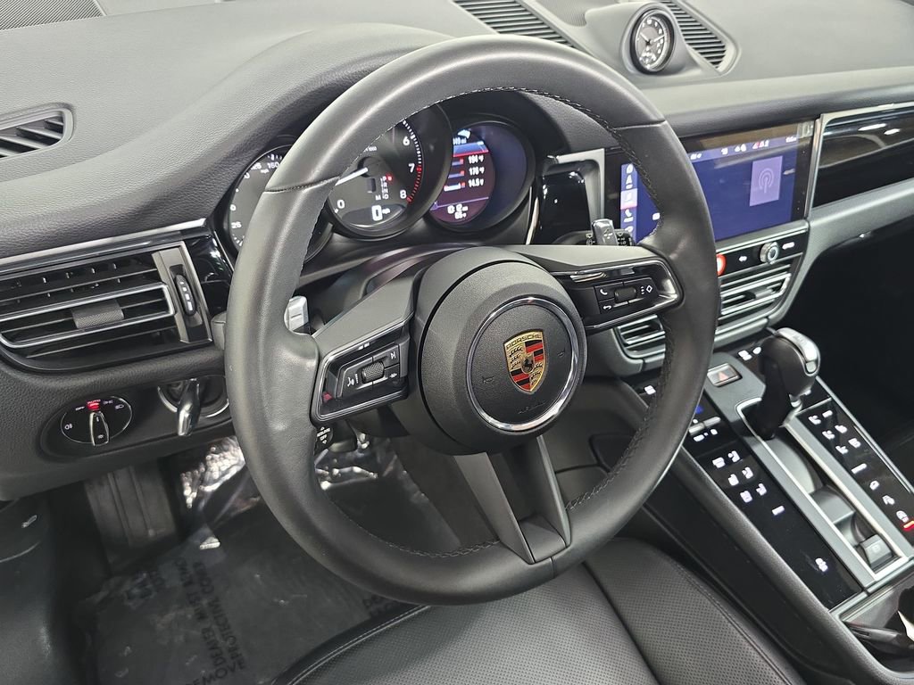 Certified 2025 Porsche Macan image 4
