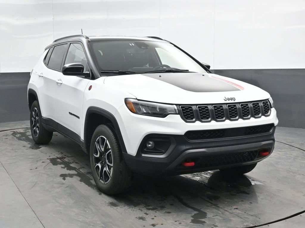 Used 2025 Jeep Compass Trailhawk image 4