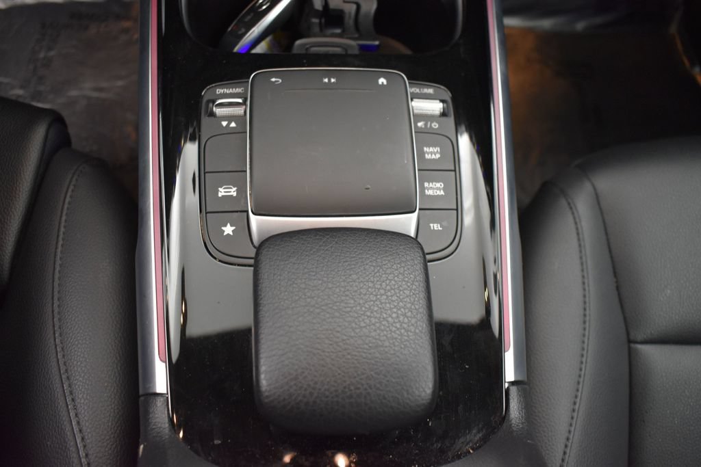 Used 2022 Mercedes-Benz GLB 250 4MATIC image 9