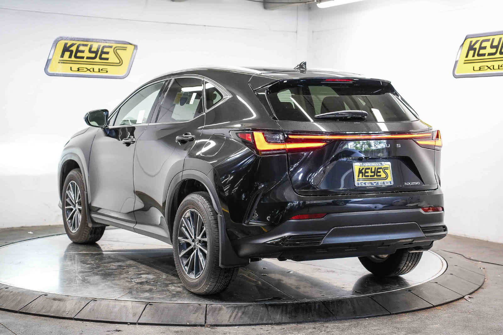 Used 2025 Lexus NX 250 FWD w/ Accessory Package (K3) image 2