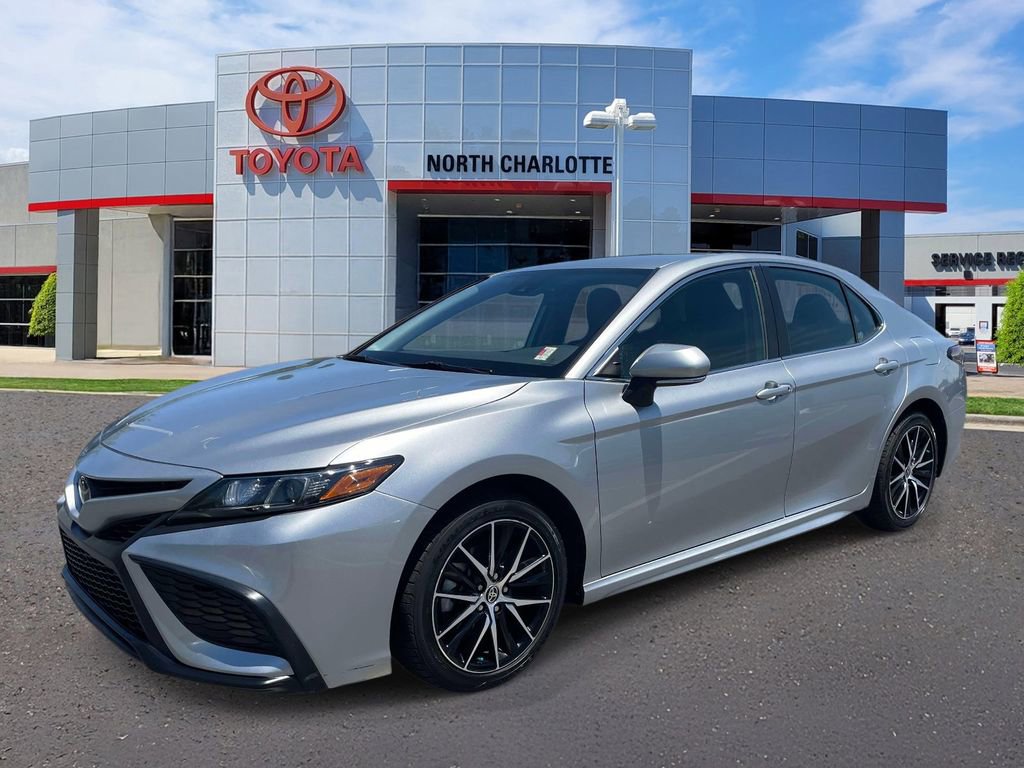 Used 2023 Toyota Camry SE FWD image 3