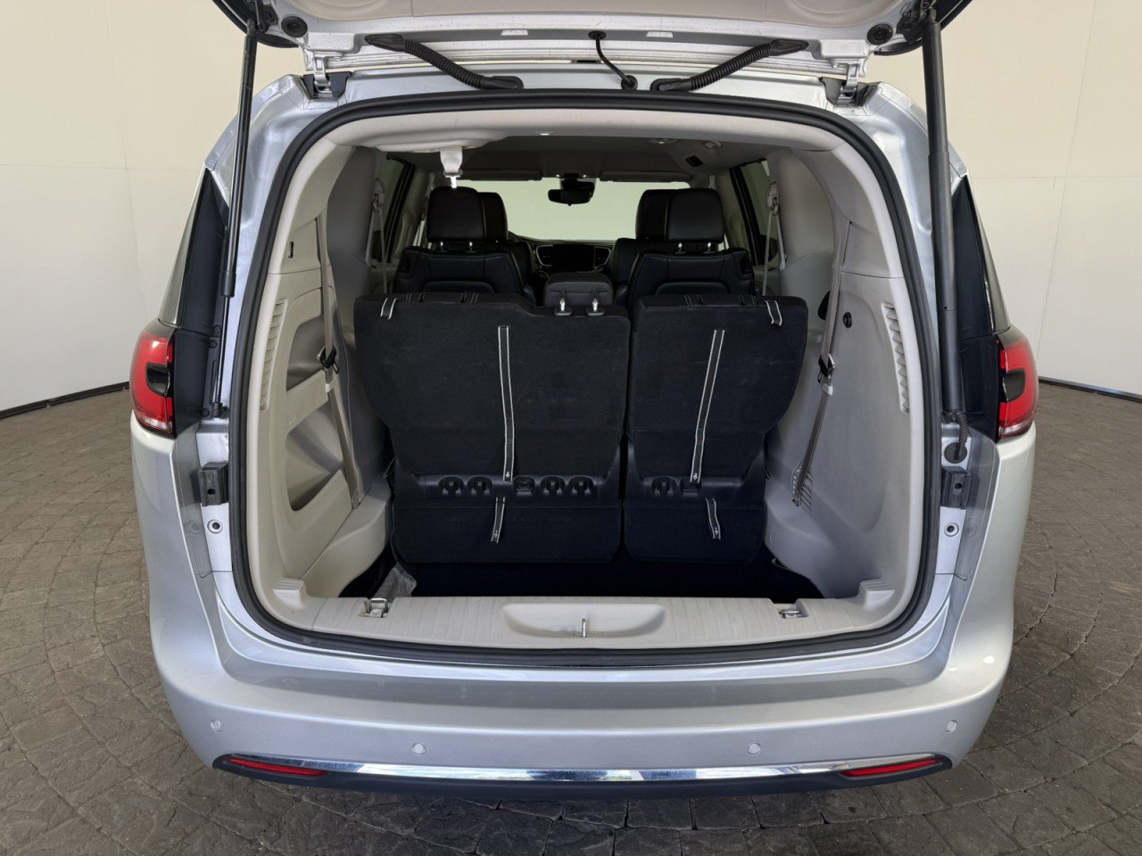 Used 2024 Chrysler Pacifica Touring-L FWD image 7