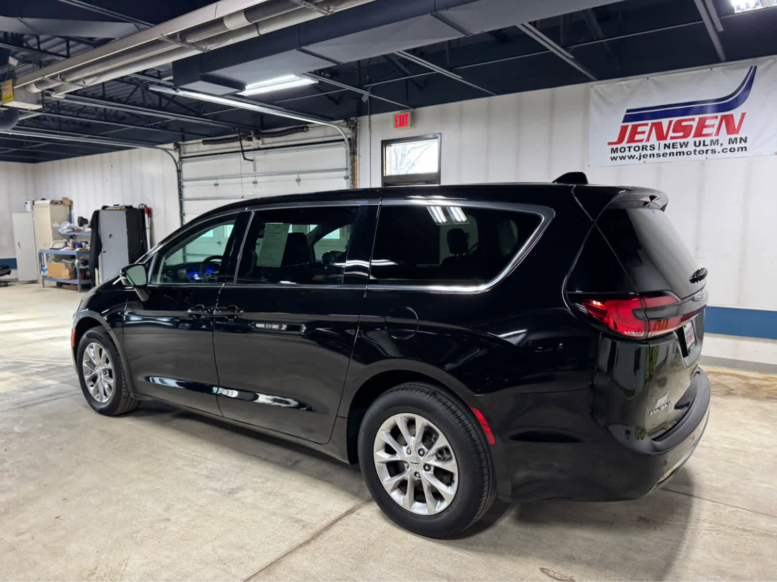 Used 2024 Chrysler Pacifica Touring-L image 6
