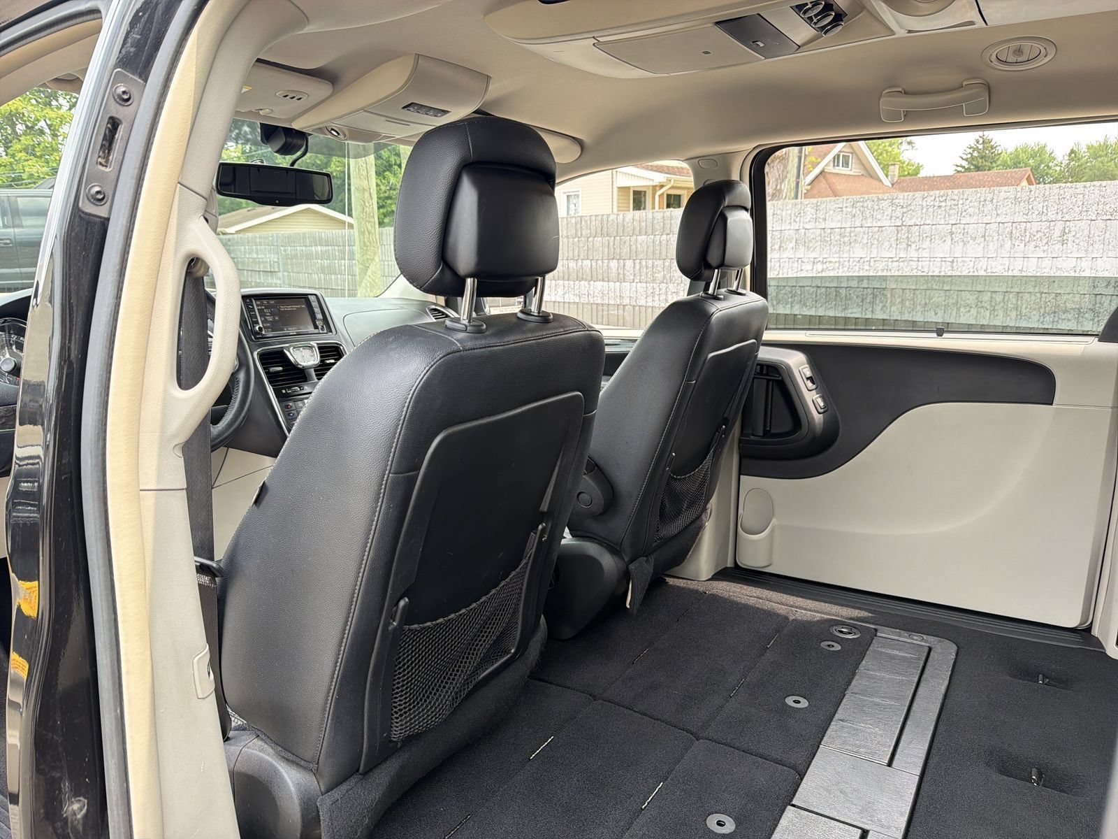 Used 2016 Chrysler Town & Country Touring-L w/ Driver Convenience Group FWD image 20