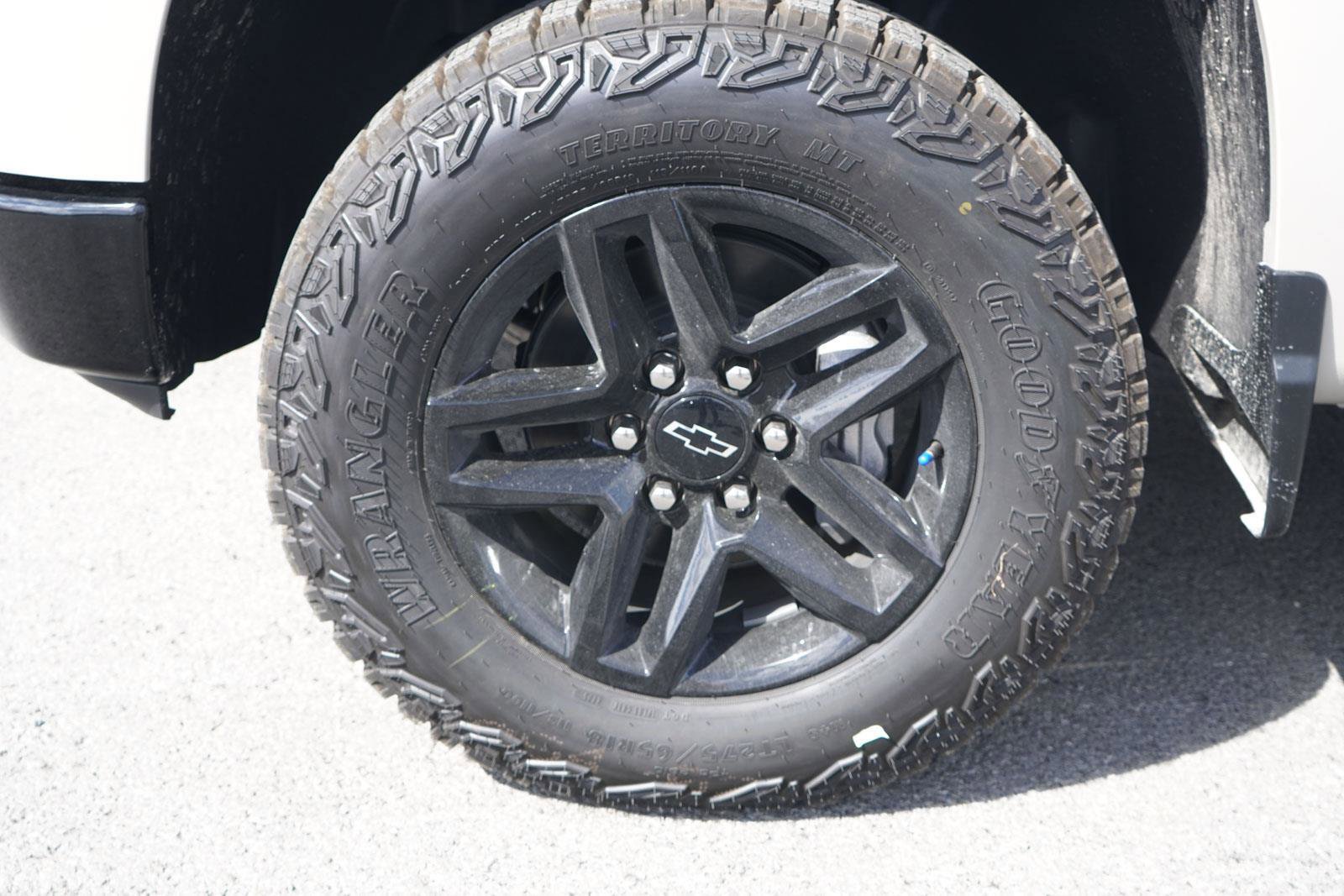 New 2026 Chevrolet Silverado 1500 Custom Trail Boss w/ LPO, Dark Essentials Package AWD/4WD image 11