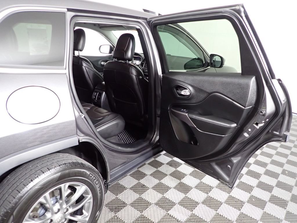 Used 2019 Jeep Cherokee Latitude Plus w/ Cold Weather Group AWD/4WD image 34