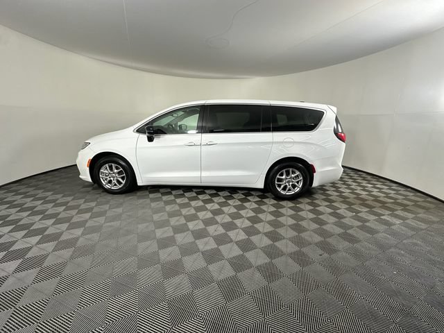 Used 2024 Chrysler Pacifica Touring-L FWD image 14