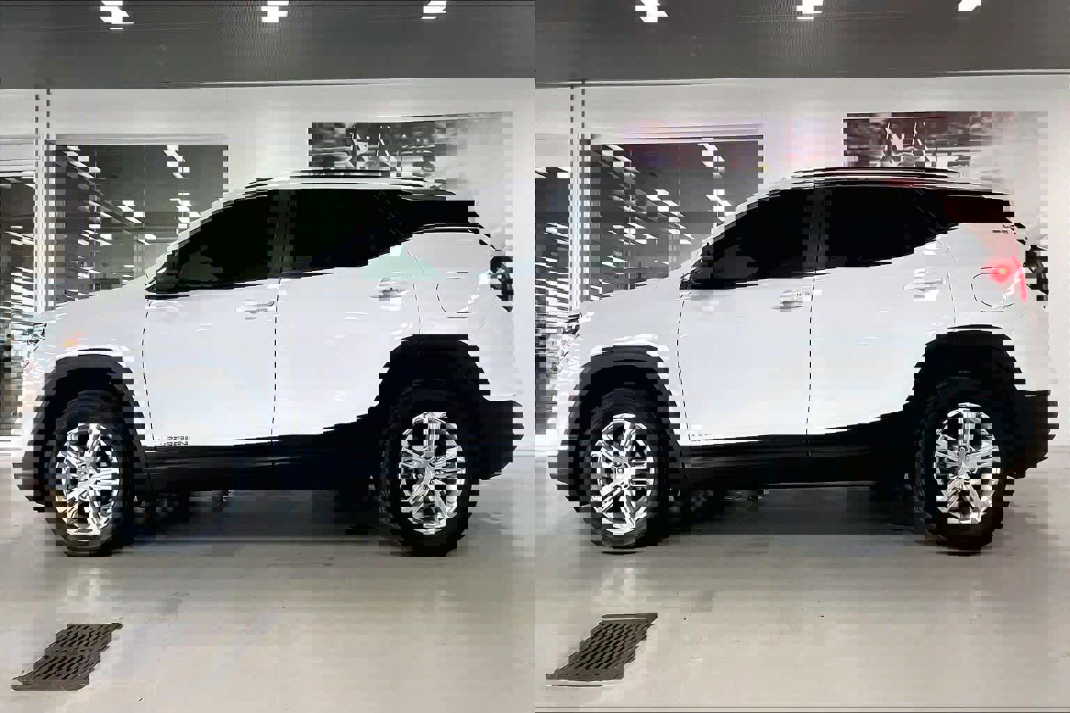 Used 2022 GMC Terrain SLE w/ Driver Convenience Package image 3