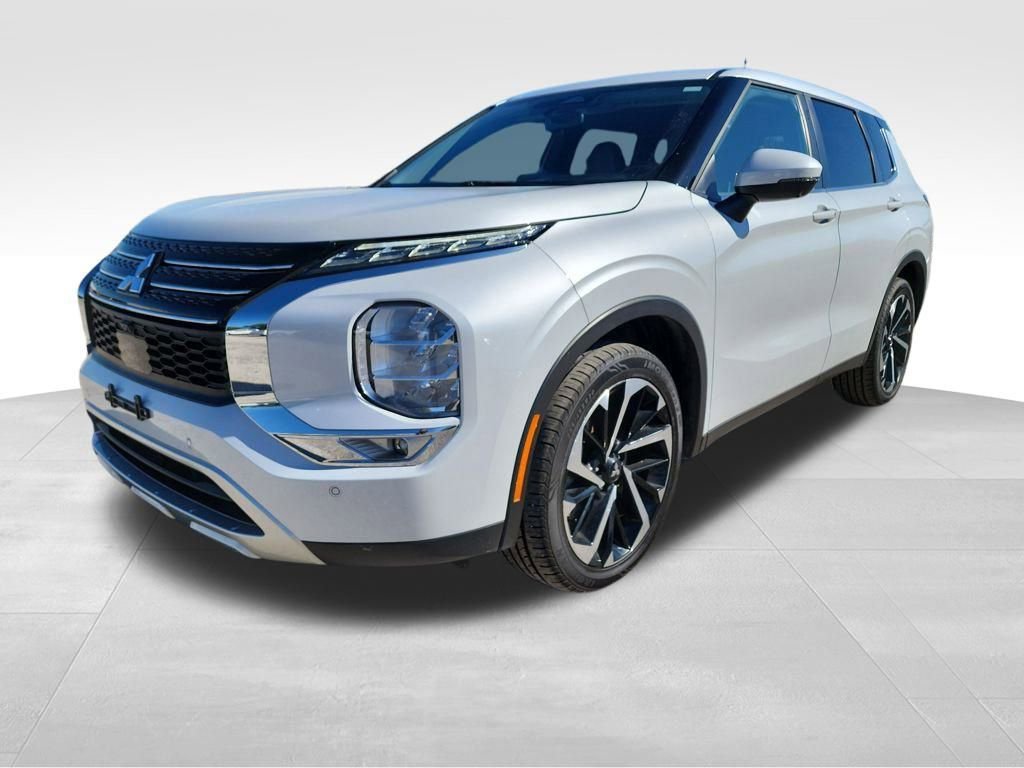 Used 2024 Mitsubishi Outlander SE Black Edition image 3
