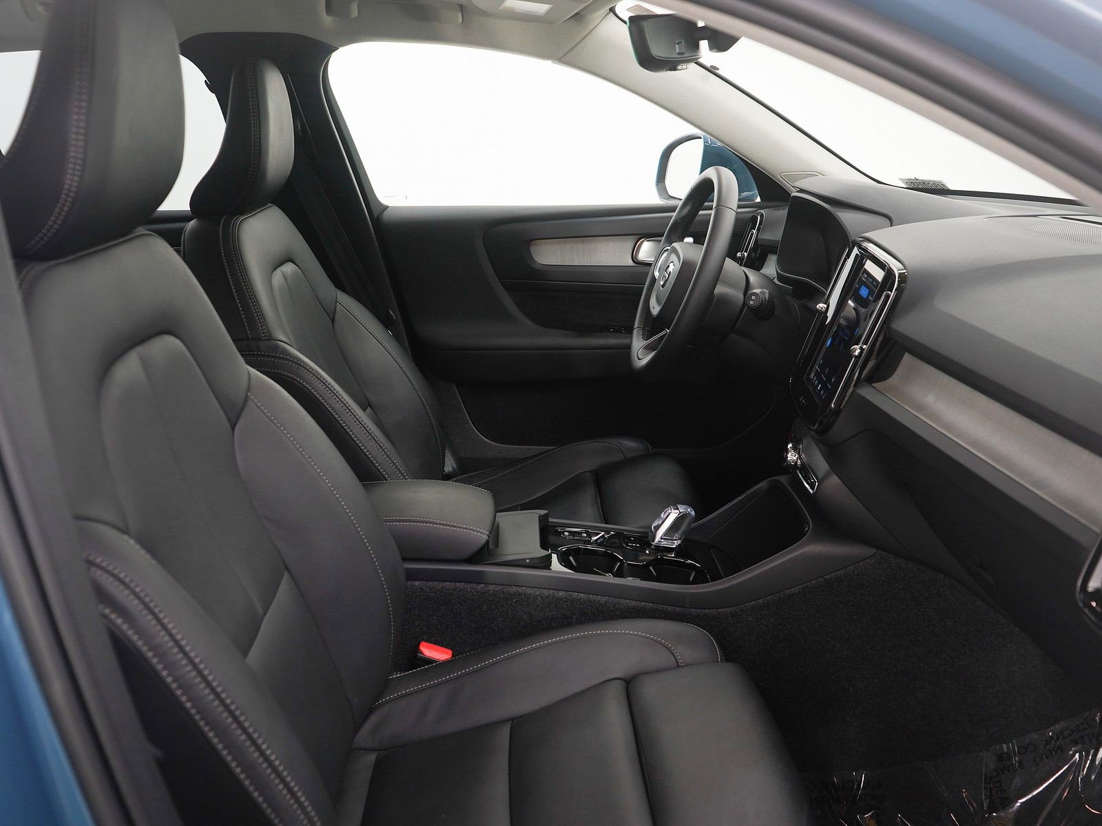 Used 2025 Volvo XC40 B5 Plus image 12