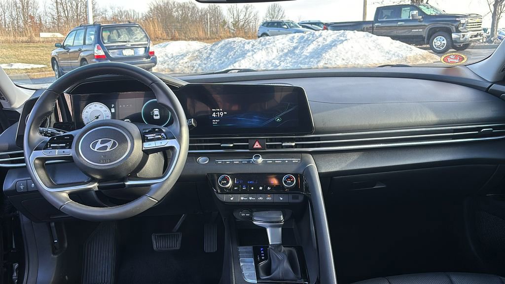 Used 2025 Hyundai Elantra Limited image 12