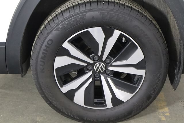 Used 2025 Volkswagen Atlas Cross Sport SE FWD image 31