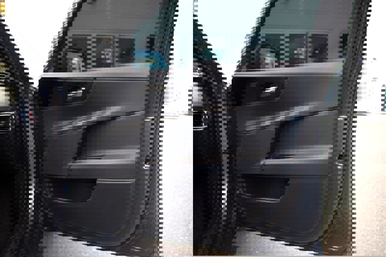 Used 2018 Jaguar XE Premium image 17