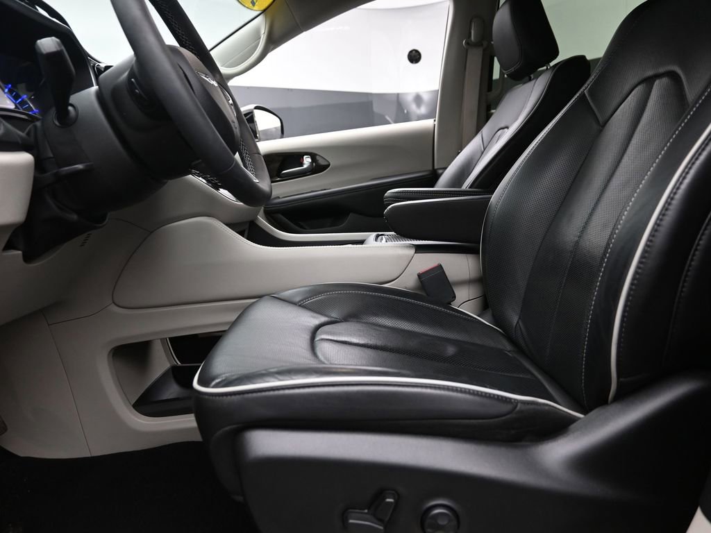 Used 2023 Chrysler Pacifica Limited image 14