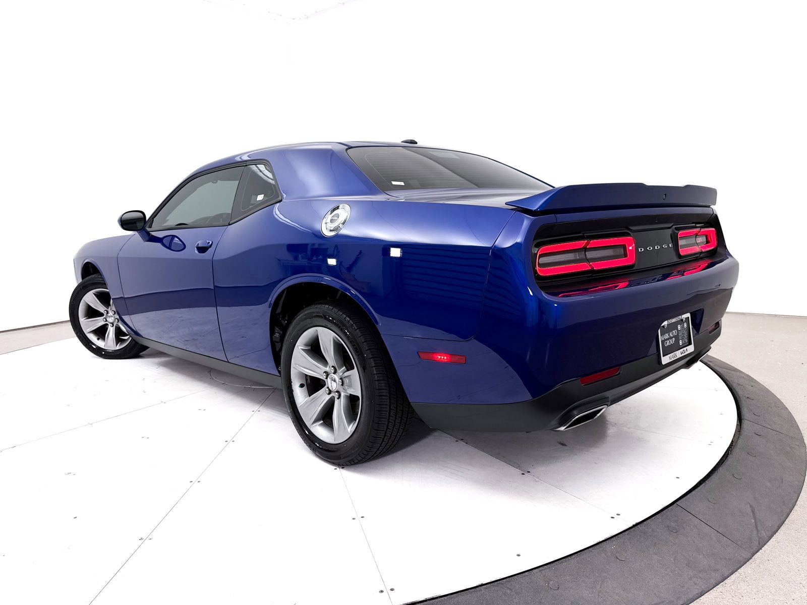Used 2021 Dodge Challenger SXT RWD image 2