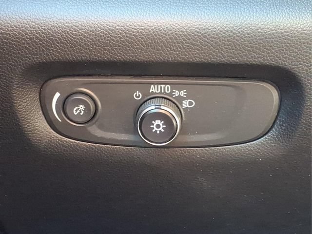 Used 2023 Chevrolet Traverse LT FWD image 18