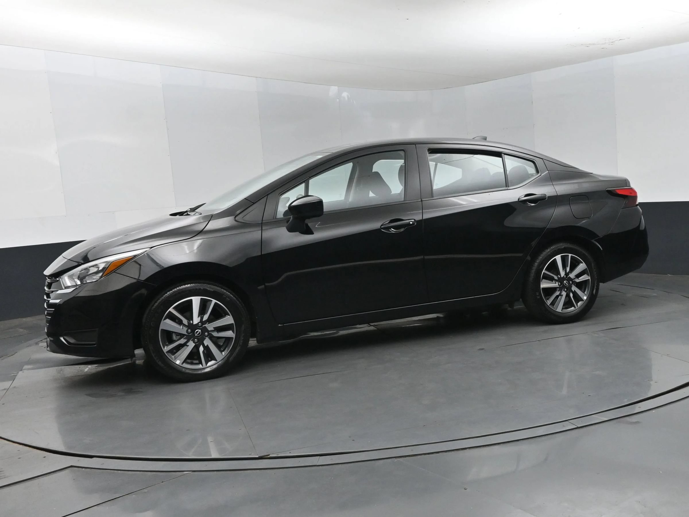 Used 2025 Nissan Versa SV FWD image 5