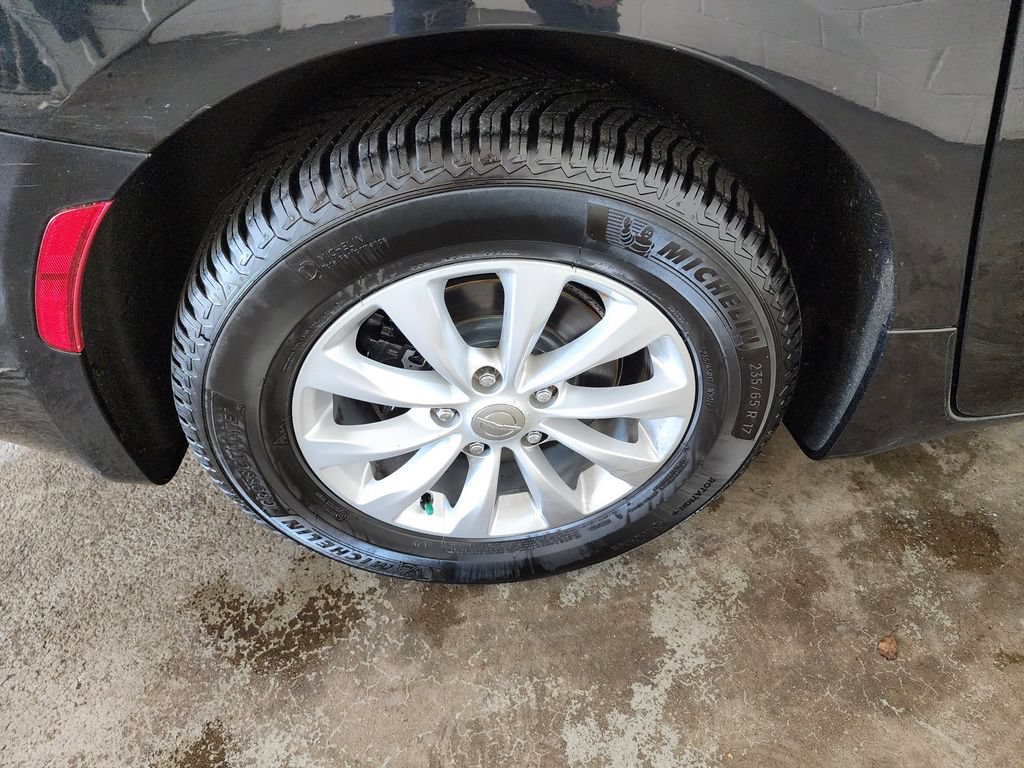 Used 2017 Chrysler Pacifica Touring-L FWD image 38