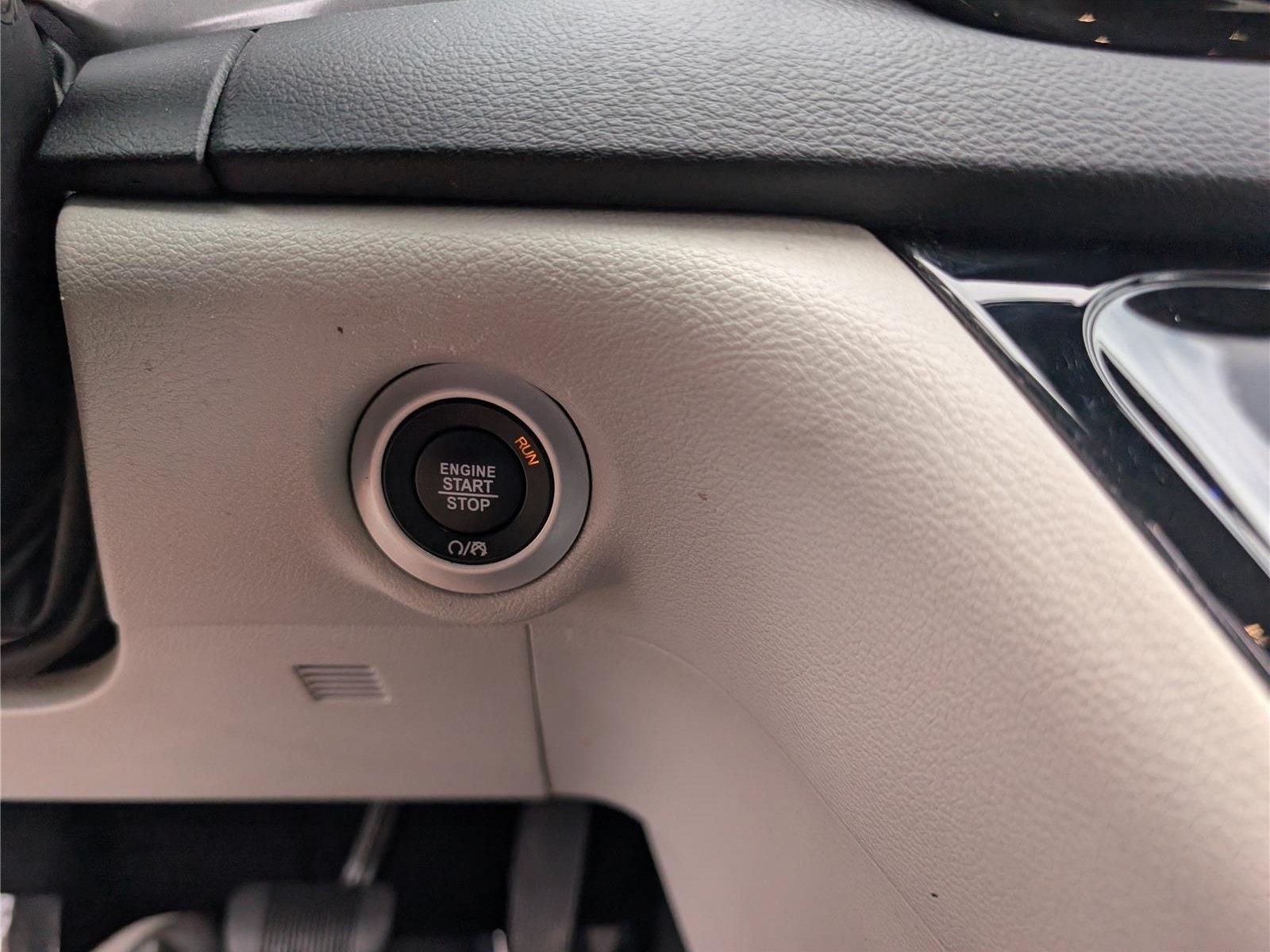 Used 2023 Chrysler Pacifica Touring-L FWD image 27