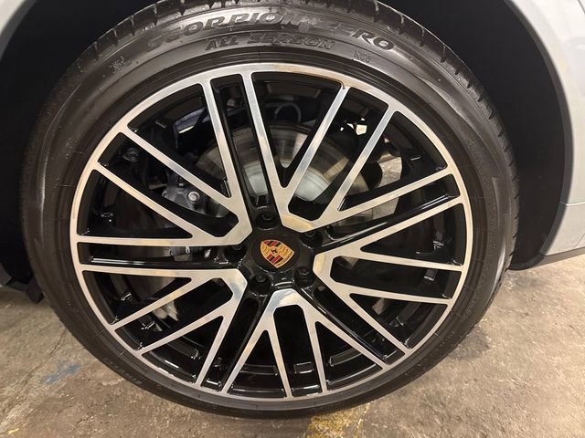 Used 2025 Porsche Cayenne image 12