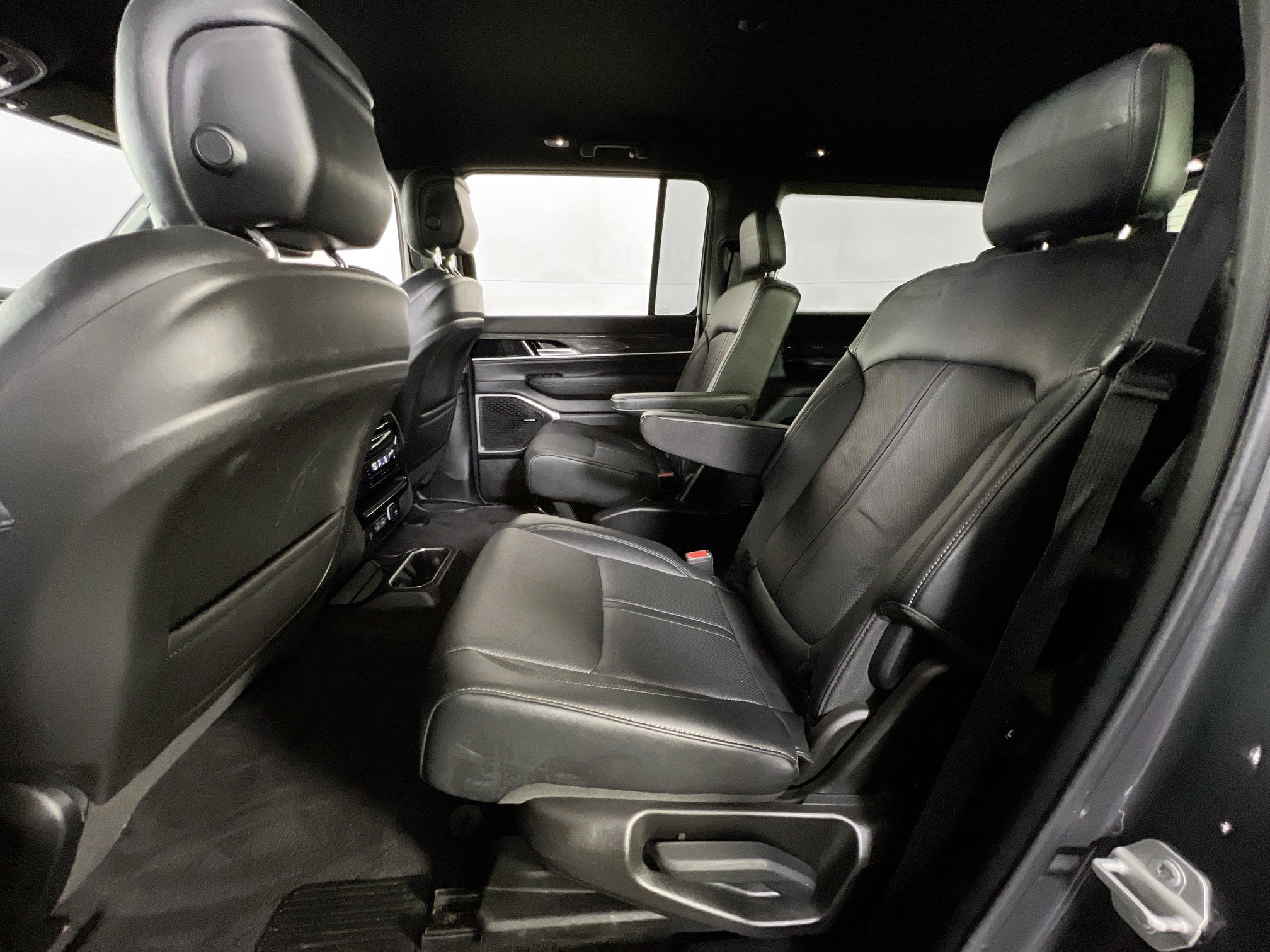 Used 2022 Jeep Wagoneer Series III w/ Flexible Seating Group AWD/4WD image 25