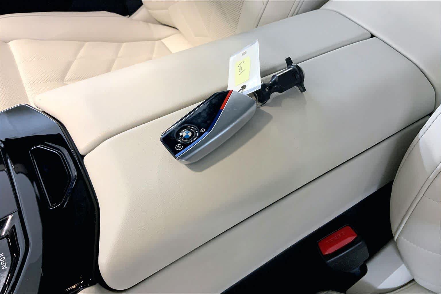 Used 2024 BMW i5 eDrive40i w/ Executive Package RWD image 13