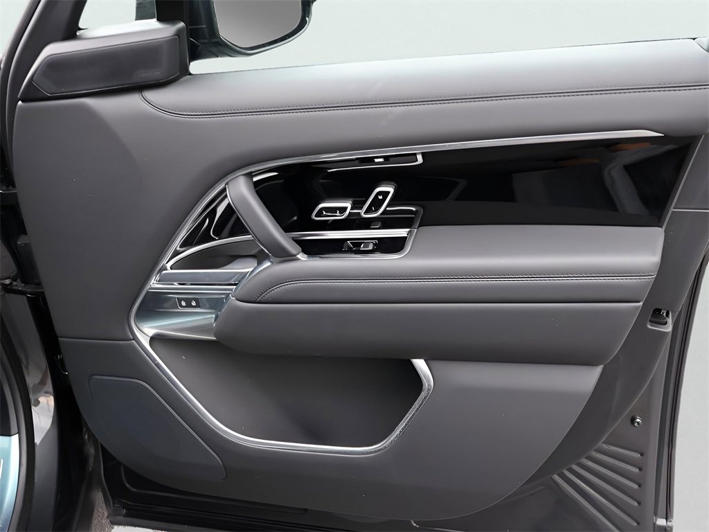 Used 2025 Land Rover Range Rover SE image 11