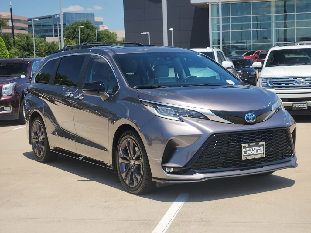 Used 2022 Toyota Sienna XSE w/ XSE Plus Package FWD image 3