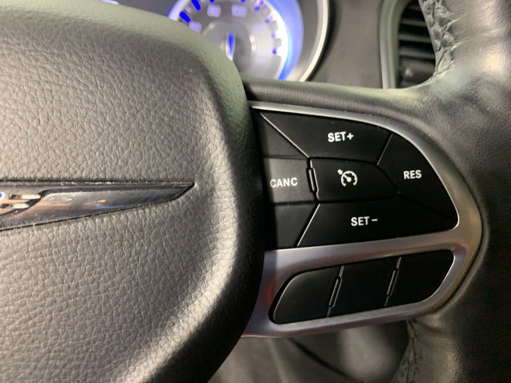 Used 2018 Chrysler 300 Limited AWD/4WD image 22