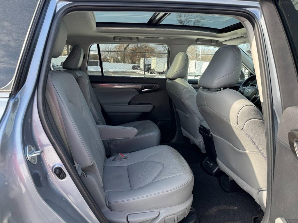 Used 2024 Toyota Highlander Platinum image 12