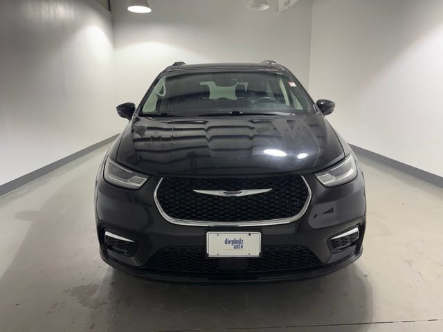 Used 2022 Chrysler Pacifica Touring-L FWD image 2