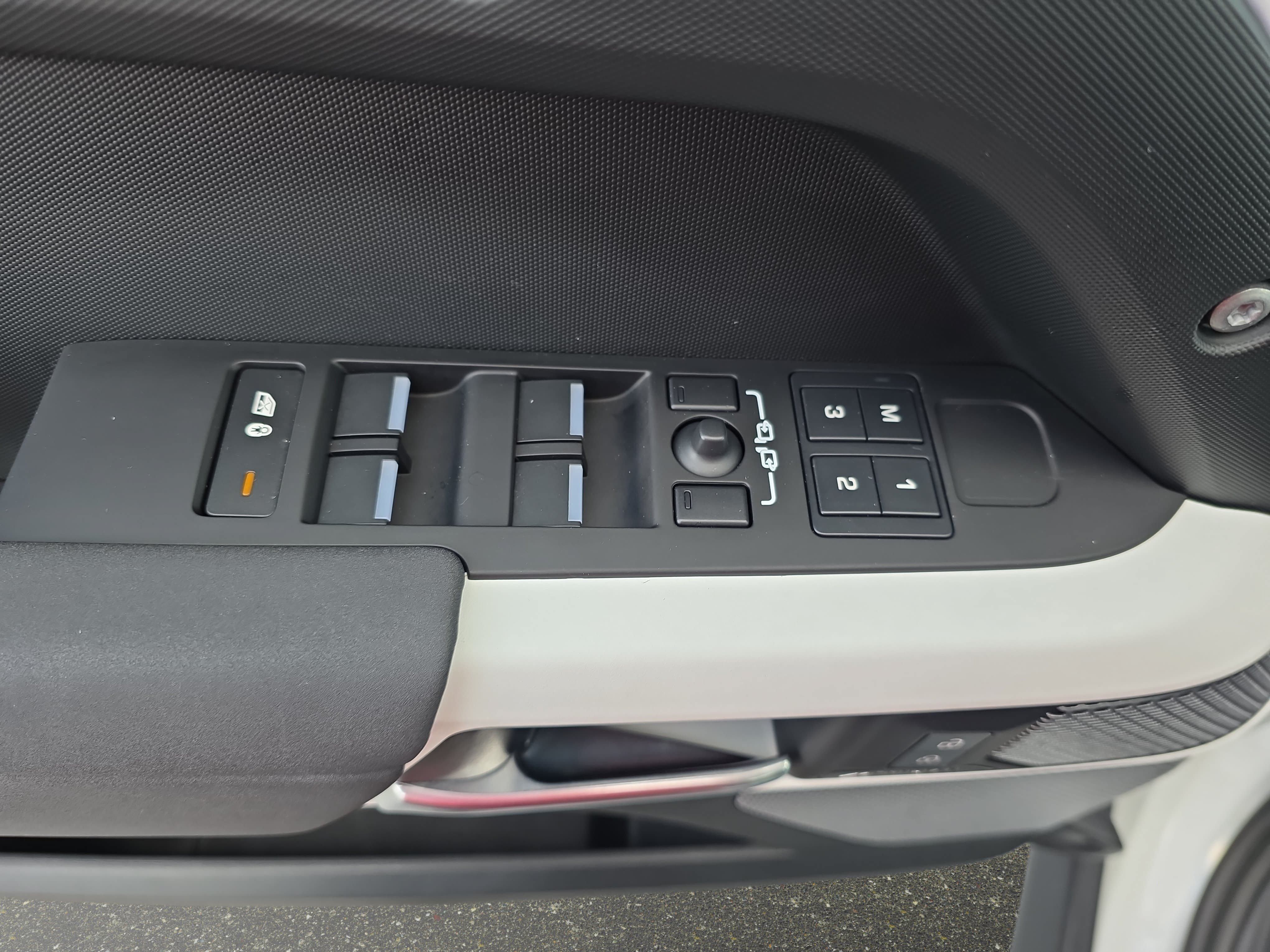 Certified 2023 Land Rover Defender 110 S AWD/4WD image 28