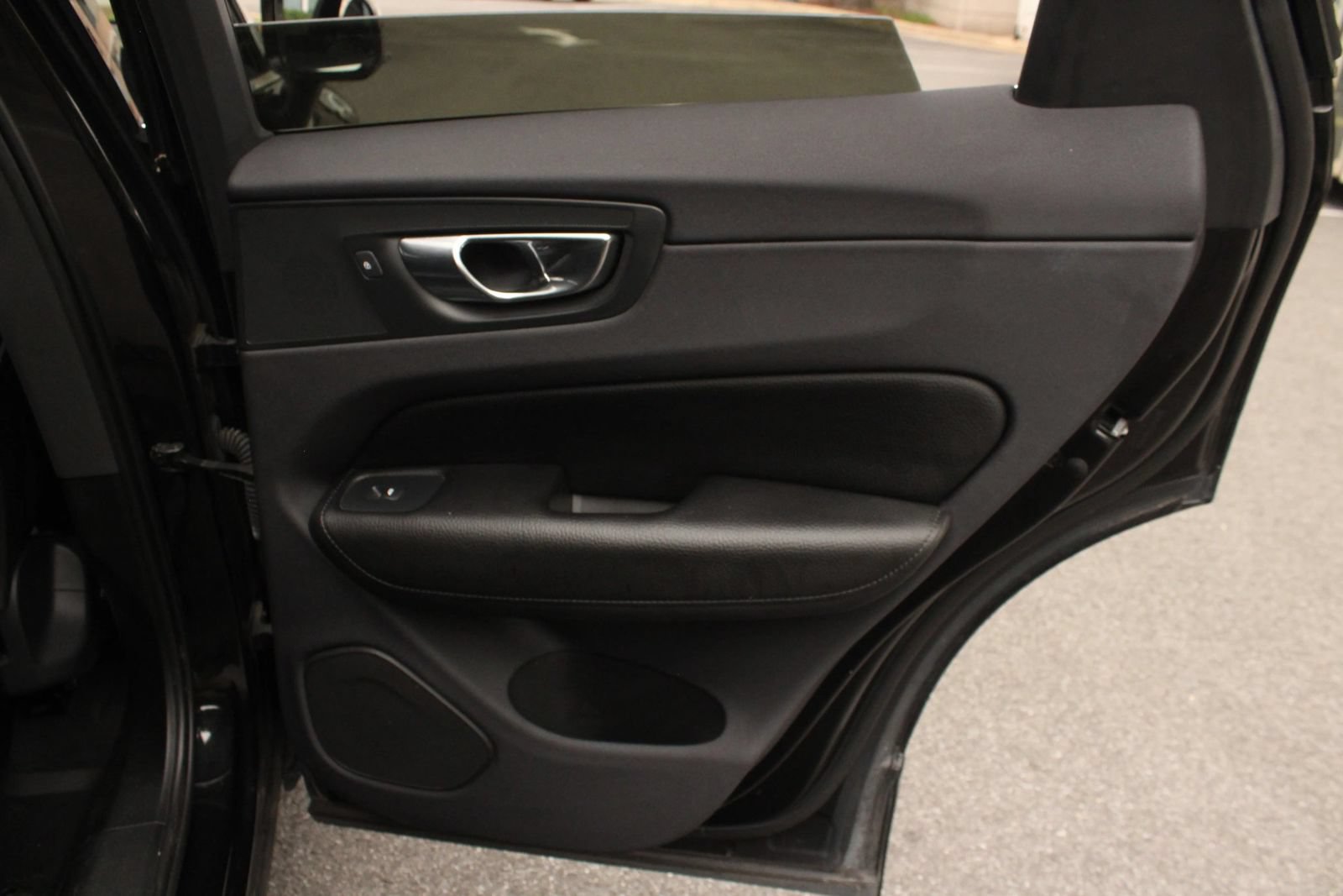 Used 2018 Volvo XC60 T6 Momentum w/ Convenience Package AWD/4WD image 22