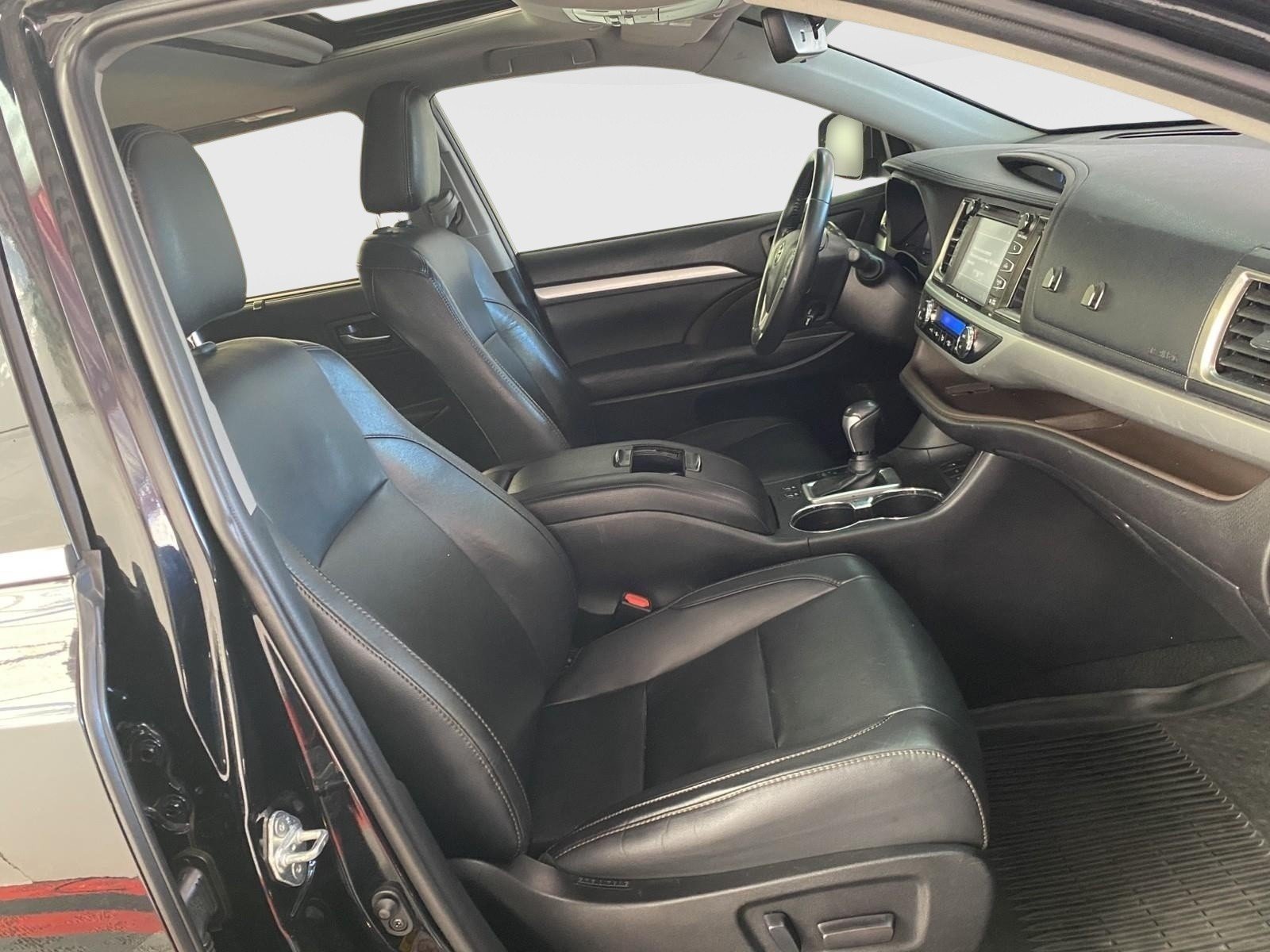 Used 2019 Toyota Highlander XLE AWD/4WD image 9