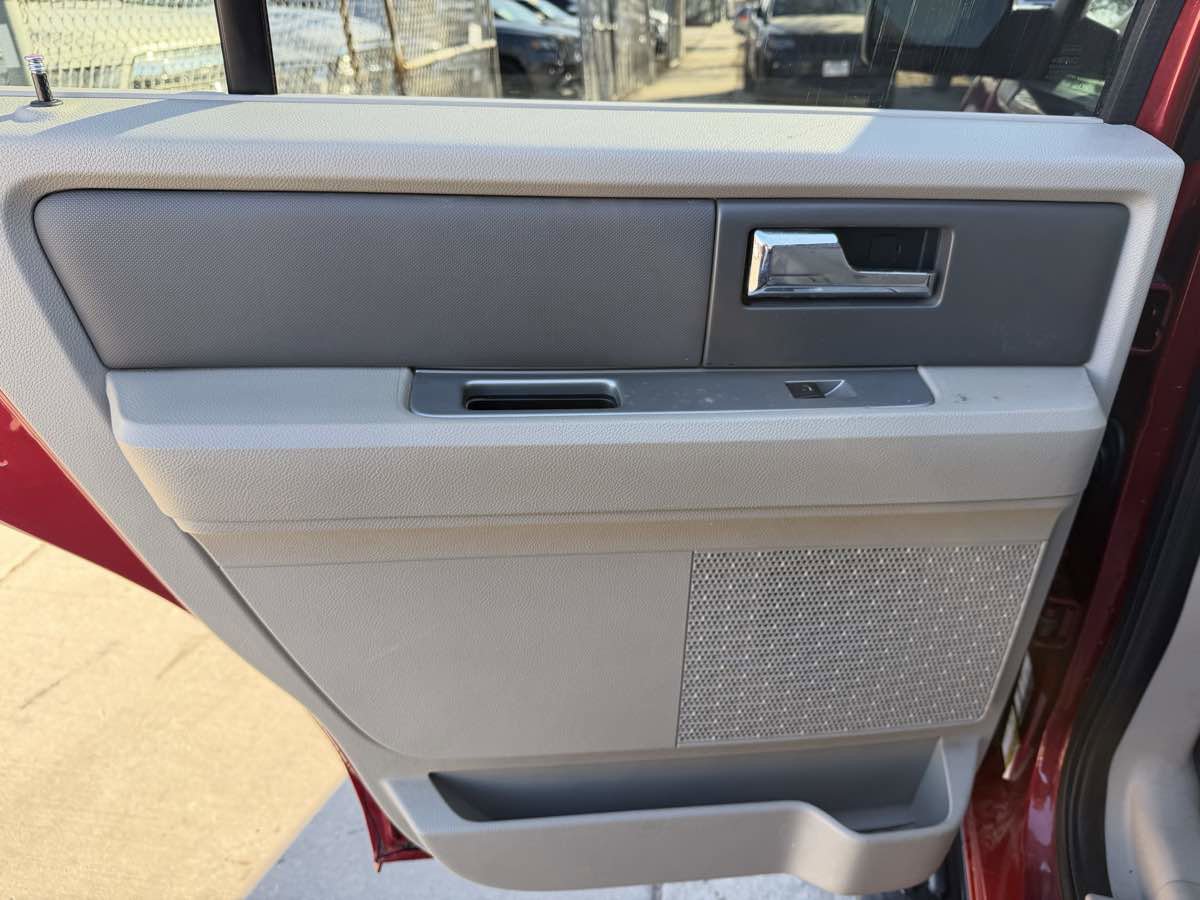 Used 2013 Ford Expedition XLT image 16