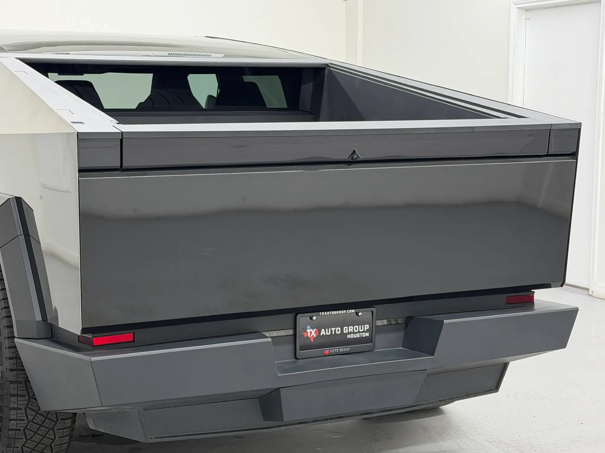 Used 2025 Tesla Cybertruck 2WD Crew Cab image 84
