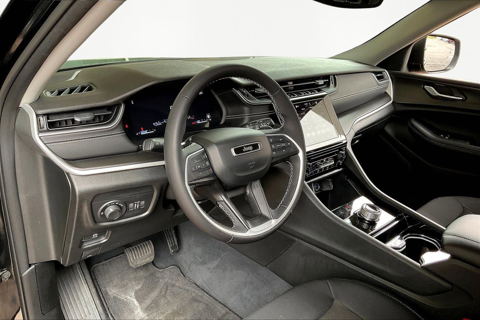 Used 2023 Jeep Grand Cherokee Laredo image 16