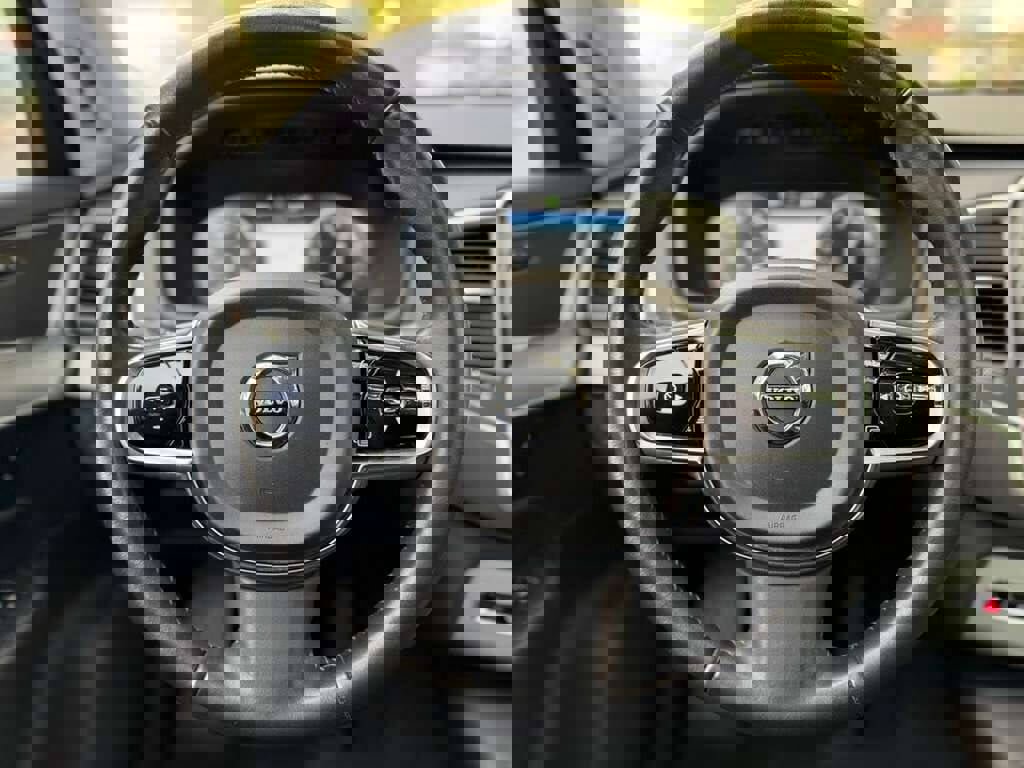 Used 2017 Volvo XC90 T6 Momentum w/ Vision Package image 47