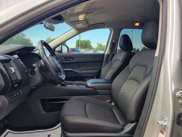 Used 2025 Nissan Pathfinder SV FWD image 23