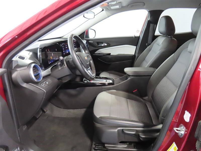 Used 2025 Chevrolet Trax LT w/ LT Convenience Package FWD image 16