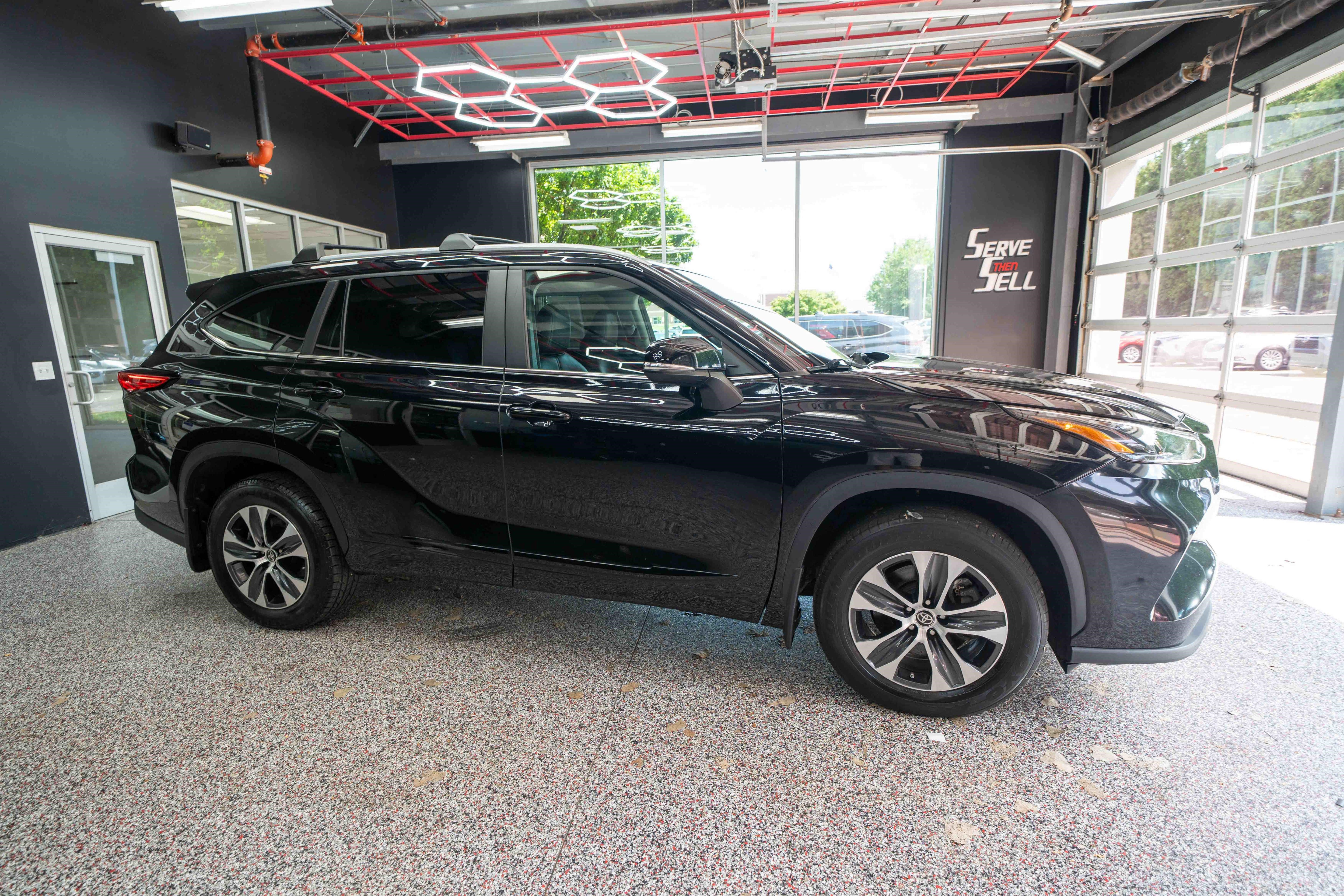 Used 2023 Toyota Highlander XLE AWD/4WD image 5