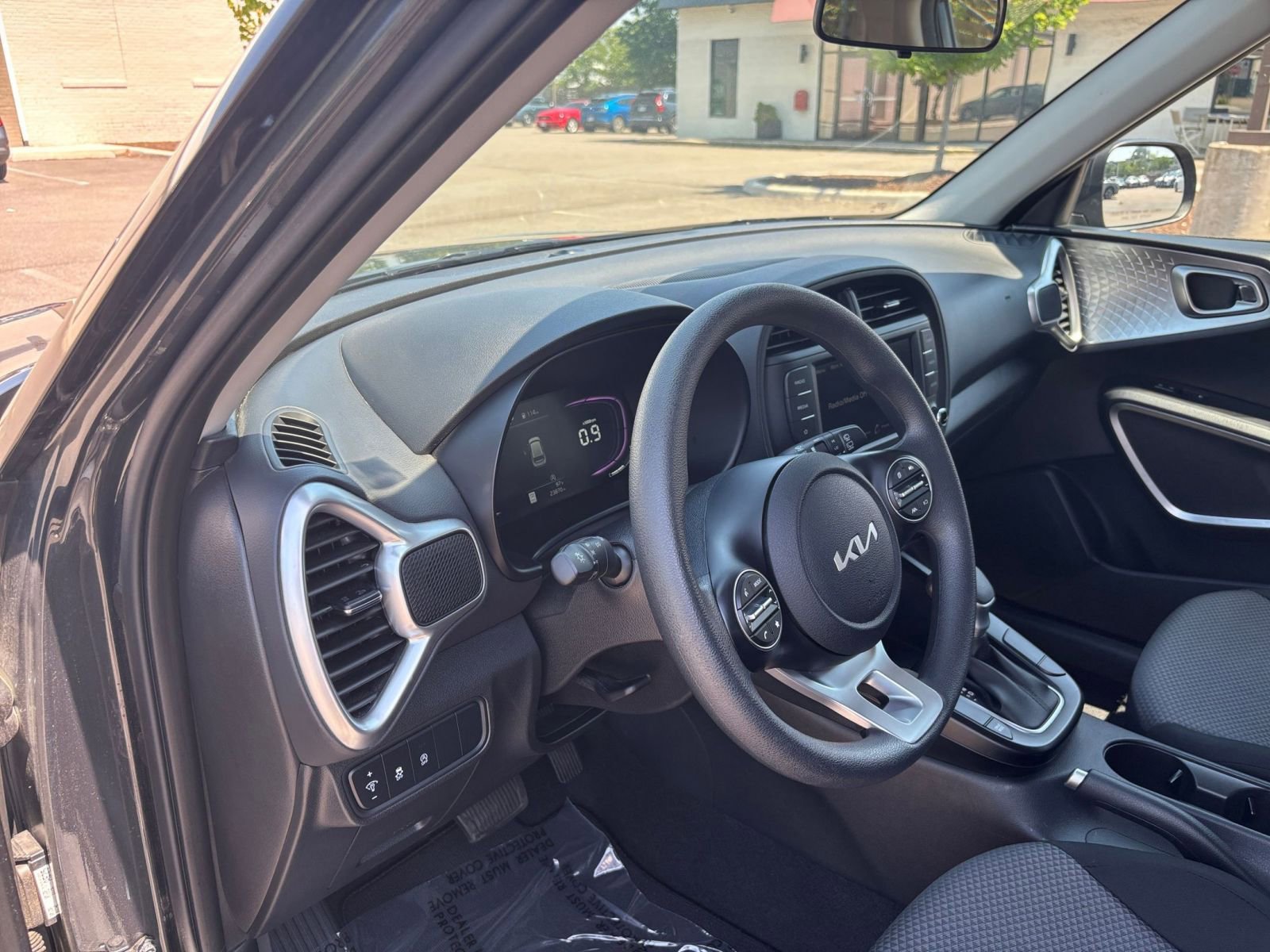 Used 2025 Kia Soul LX w/ LX Technology Package FWD image 33