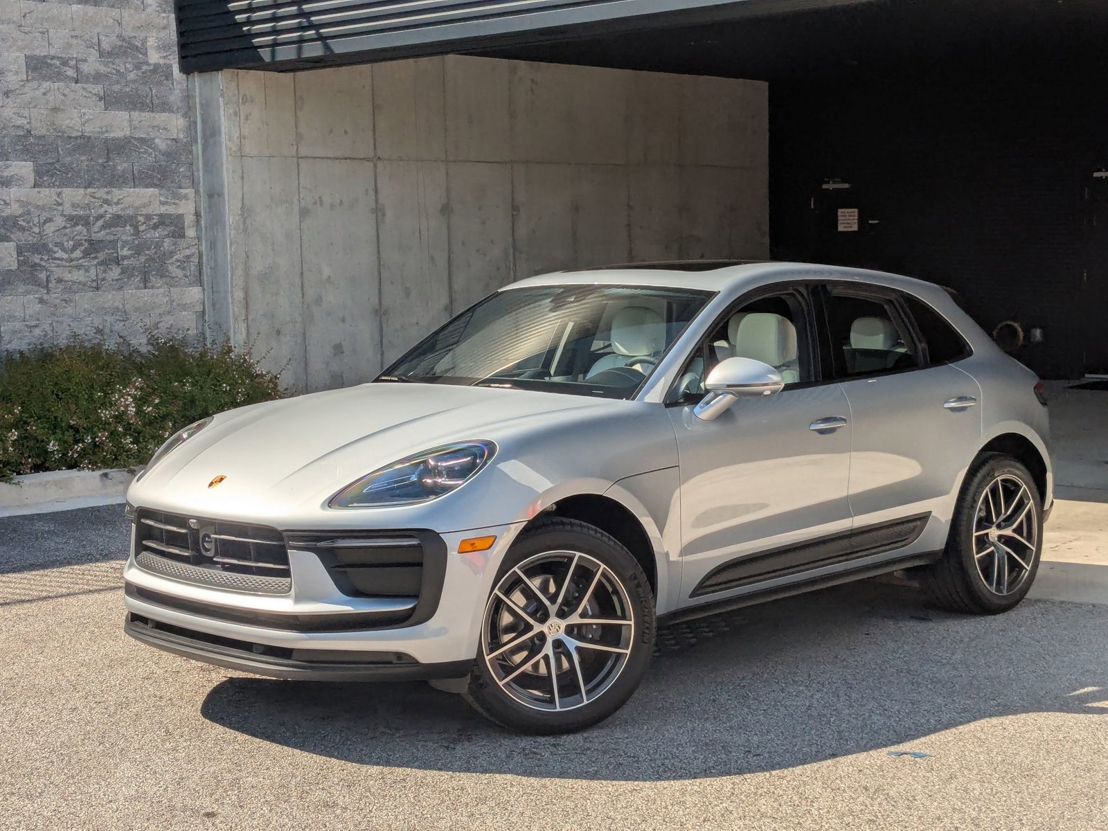 New 2026 Porsche Macan image 1